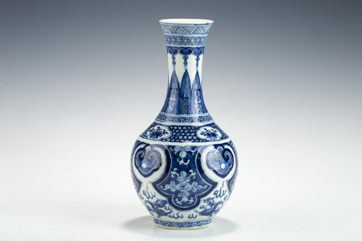 古玩陶瓷清晚·青花如意云龍紋賞瓶拍賣，當(dāng)前價格7416元