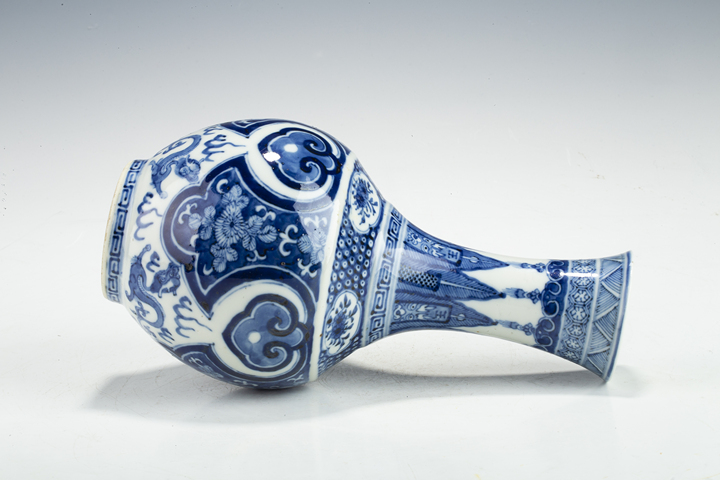 古玩陶瓷清晚·青花如意云龍紋賞瓶拍賣，當(dāng)前價格7416元