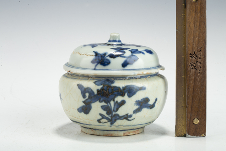 古玩陶瓷明晚·青花花卉紋小蓋罐
真品鑒賞圖
