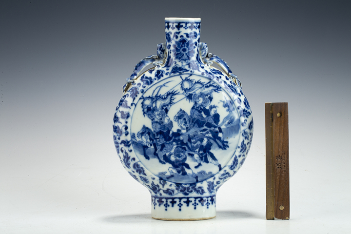 古玩陶瓷清晚·青花人物故事紋抱月瓶真品鑒賞圖