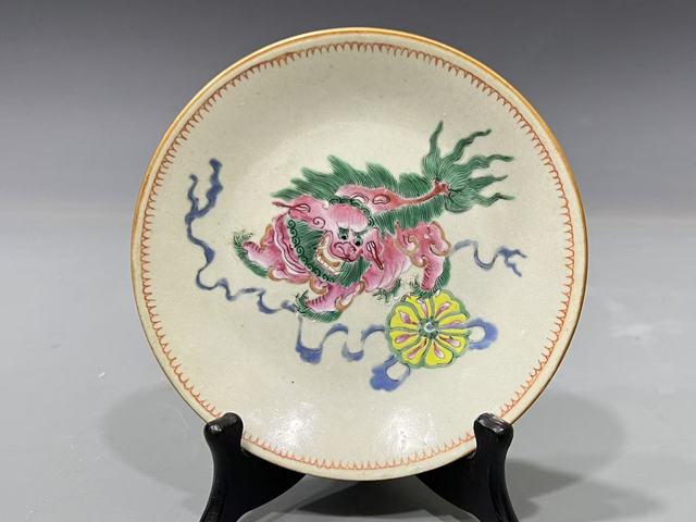 古玩陶瓷粉彩獅子盤真品鑒賞圖