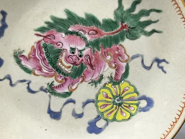 古玩陶瓷粉彩獅子盤真品鑒賞圖