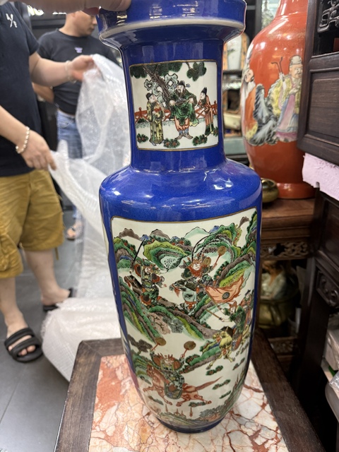 古玩陶瓷藍釉開光五彩刀馬人棒槌瓶真品鑒賞圖