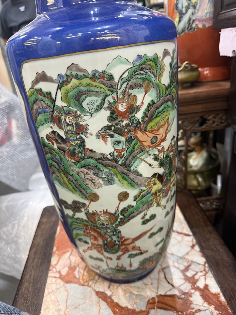 古玩陶瓷藍釉開光五彩刀馬人棒槌瓶真品鑒賞圖