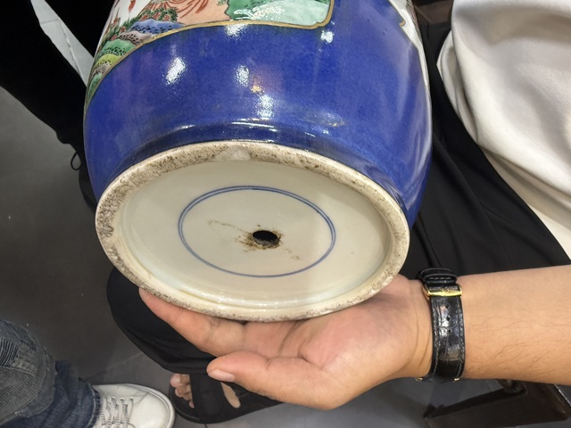 古玩陶瓷藍釉開光五彩刀馬人棒槌瓶真品鑒賞圖