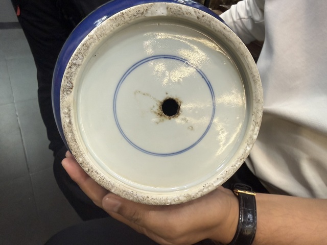 古玩陶瓷藍釉開光五彩刀馬人棒槌瓶真品鑒賞圖