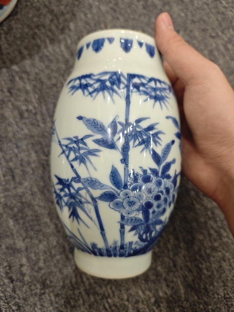 古玩陶瓷竹蝶花卉紋青花蓮子罐真品鑒賞圖