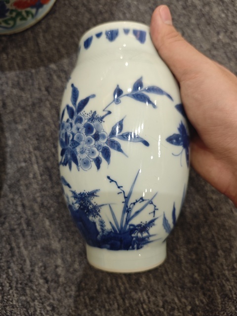 古玩陶瓷竹蝶花卉紋青花蓮子罐真品鑒賞圖