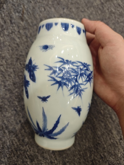 古玩陶瓷竹蝶花卉紋青花蓮子罐真品鑒賞圖