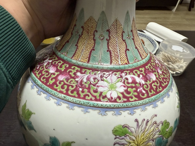 古玩陶瓷民國 粉彩花卉紋賞瓶真品鑒賞圖