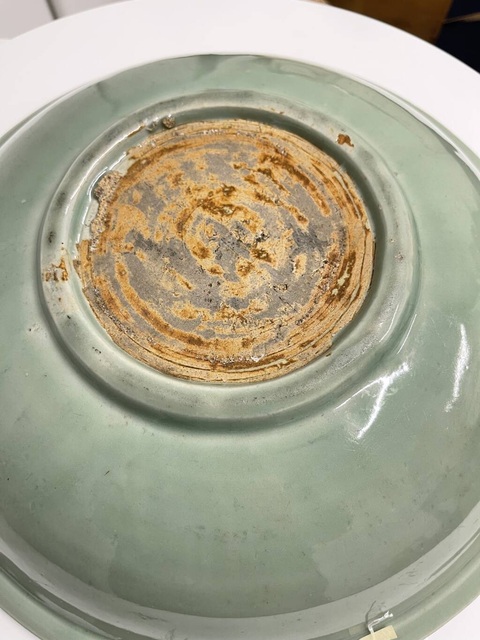 古玩陶瓷明龍泉窯青釉刻花大盤真品鑒賞圖