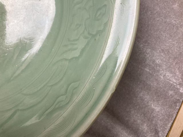 古玩陶瓷明龍泉窯青釉刻花大盤真品鑒賞圖