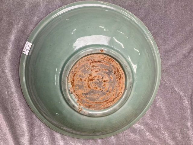 古玩陶瓷明龍泉窯青釉刻花大盤真品鑒賞圖