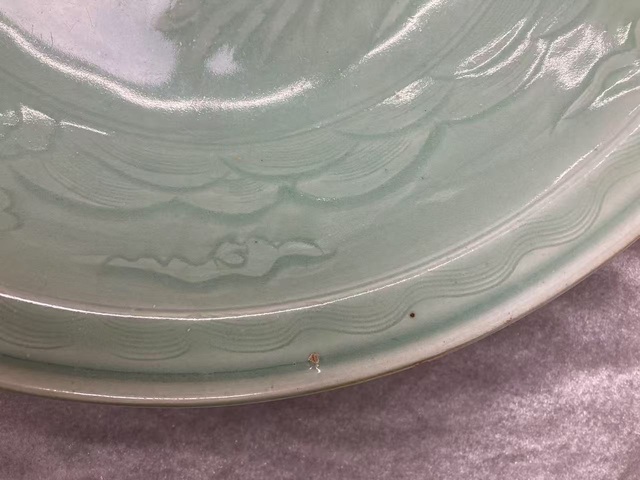 古玩陶瓷明龍泉窯青釉刻花大盤真品鑒賞圖