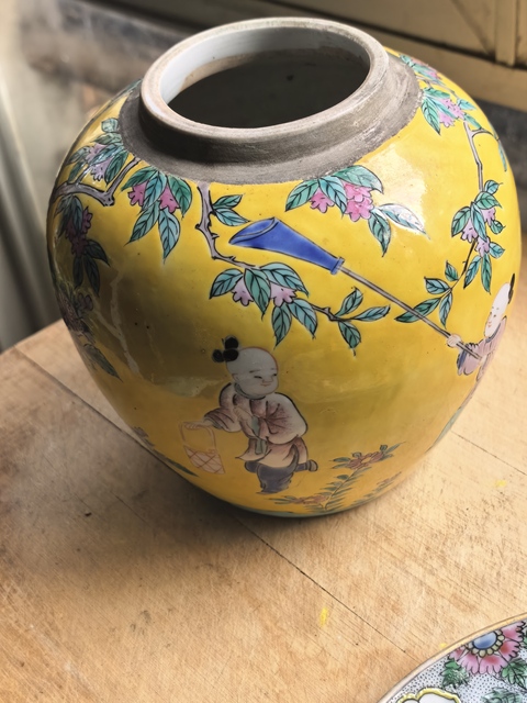 古玩陶瓷黃地粉彩人物故事紋罐真品鑒賞圖