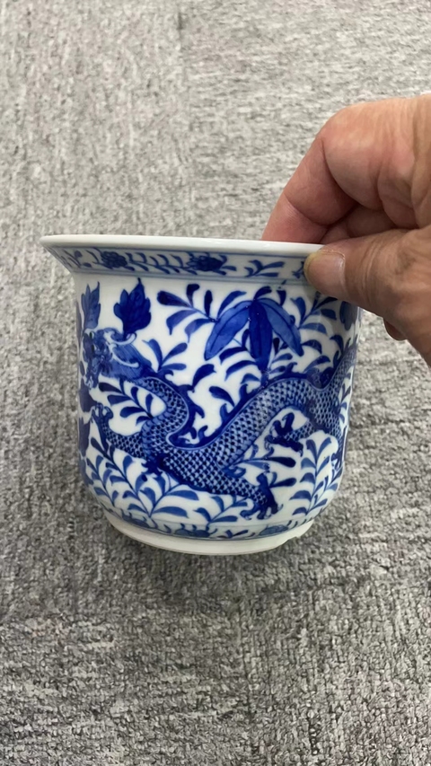 古玩陶瓷青花龍穿花卉紋花盆真品鑒賞圖