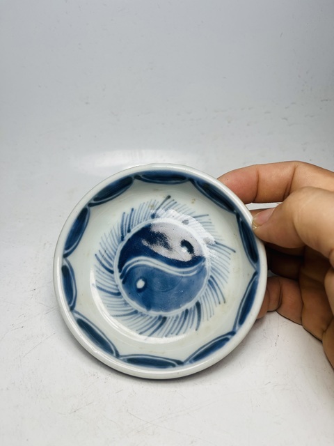 古玩陶瓷外紫金釉內青花八卦紋盤真品鑒賞圖