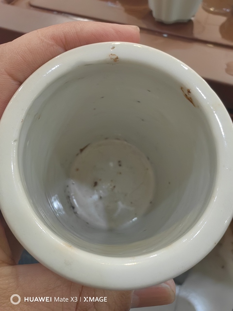 古玩陶瓷白釉刻瓷洞石紋筆筒真品鑒賞圖