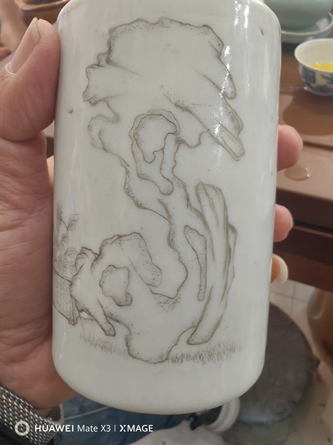 古玩陶瓷白釉刻瓷洞石紋筆筒真品鑒賞圖