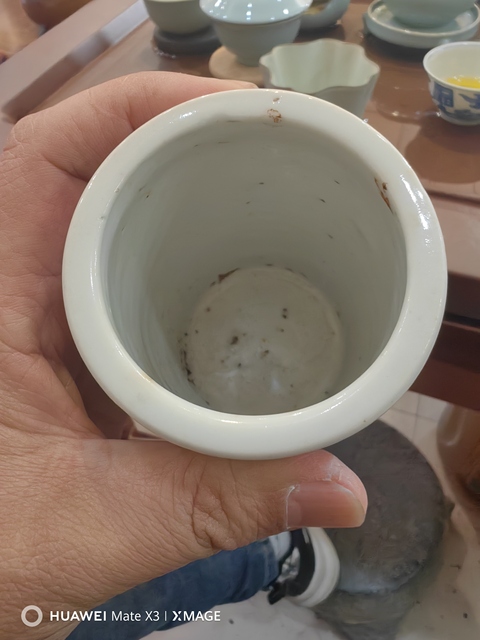 古玩陶瓷白釉刻瓷洞石紋筆筒真品鑒賞圖