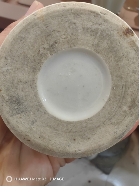 古玩陶瓷白釉刻瓷洞石紋筆筒真品鑒賞圖