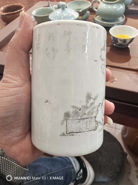 古玩陶瓷白釉刻瓷洞石紋筆筒真品鑒賞圖