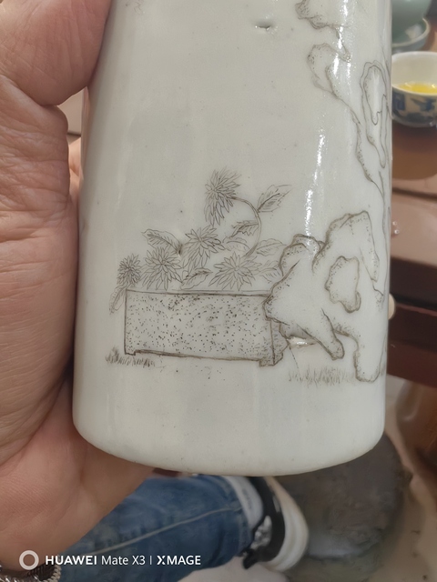 古玩陶瓷白釉刻瓷洞石紋筆筒真品鑒賞圖