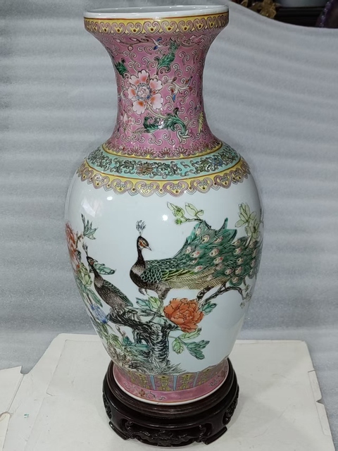 古玩陶瓷粉彩孔雀牡丹詩文盤口瓶真品鑒賞圖