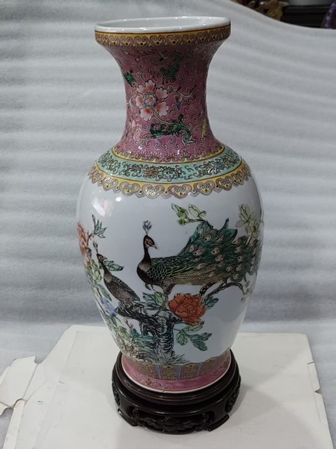 古玩陶瓷粉彩孔雀牡丹詩文盤口瓶真品鑒賞圖