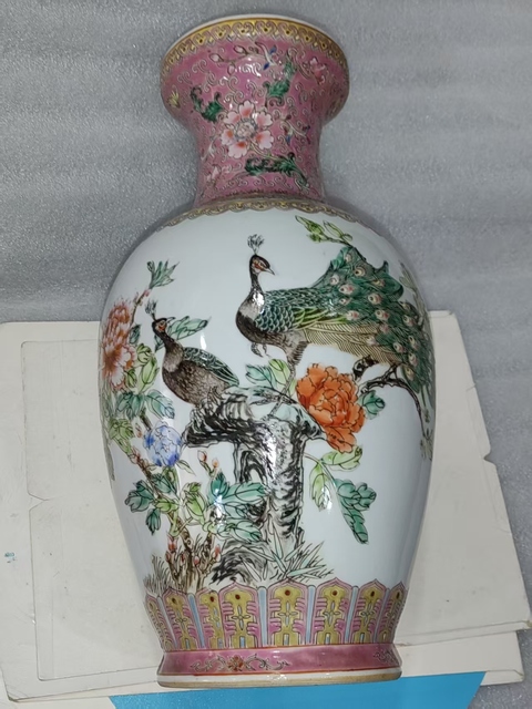 古玩陶瓷粉彩孔雀牡丹詩文盤口瓶真品鑒賞圖