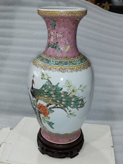 古玩陶瓷粉彩孔雀牡丹詩文盤口瓶真品鑒賞圖