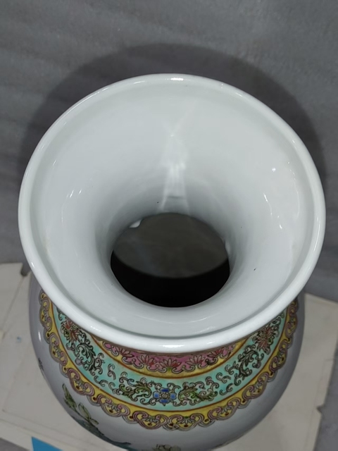 古玩陶瓷粉彩孔雀牡丹詩文盤口瓶真品鑒賞圖