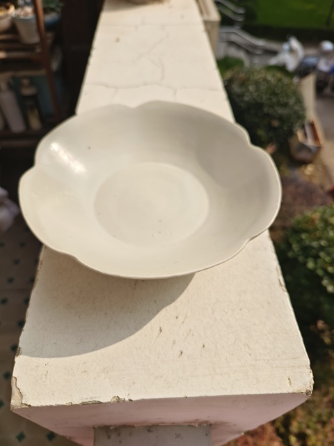 古玩陶瓷宣州窯白釉葵口盤真品鑒賞圖