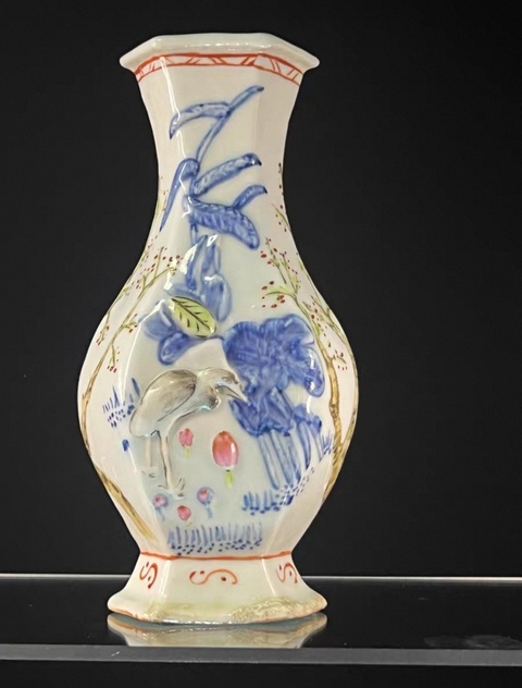 古玩陶瓷青花浮雕花鳥紋六方瓶真品鑒賞圖