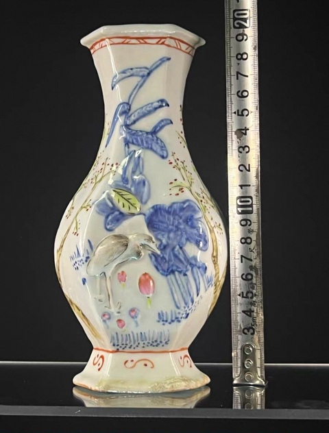 古玩陶瓷青花浮雕花鳥紋六方瓶真品鑒賞圖