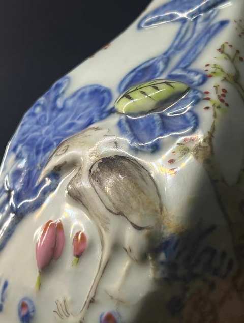 古玩陶瓷青花浮雕花鳥紋六方瓶真品鑒賞圖