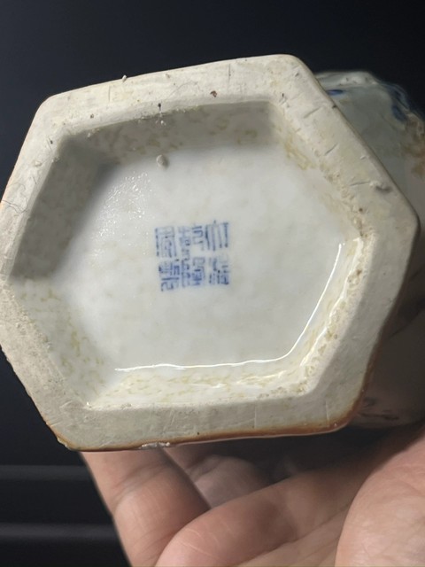 古玩陶瓷青花浮雕花鳥紋六方瓶真品鑒賞圖