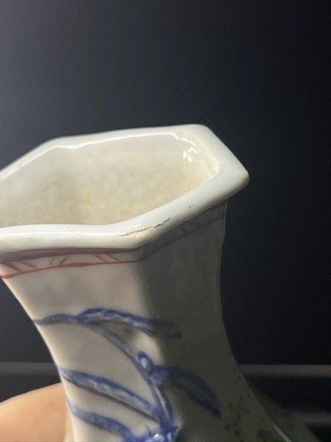 古玩陶瓷青花浮雕花鳥紋六方瓶真品鑒賞圖