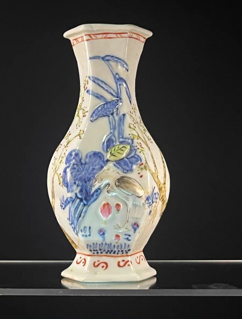 古玩陶瓷青花浮雕花鳥紋六方瓶真品鑒賞圖