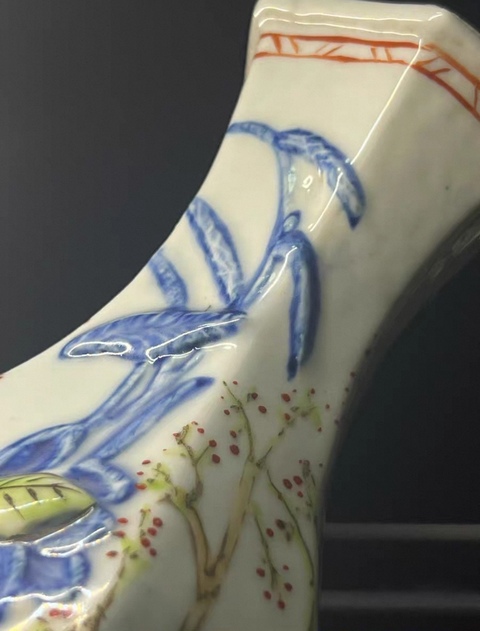 古玩陶瓷青花浮雕花鳥紋六方瓶真品鑒賞圖