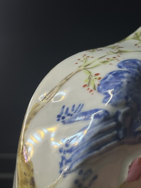 古玩陶瓷青花浮雕花鳥紋六方瓶真品鑒賞圖