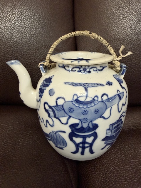 古玩陶瓷青花博古花卉紋提梁壺真品鑒賞圖