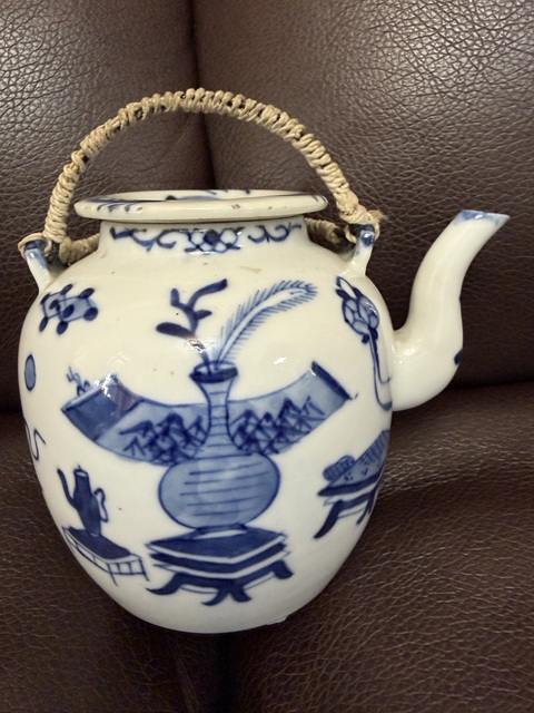 古玩陶瓷青花博古花卉紋提梁壺真品鑒賞圖