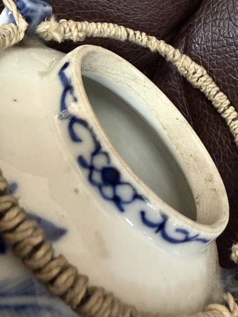 古玩陶瓷青花博古花卉紋提梁壺真品鑒賞圖