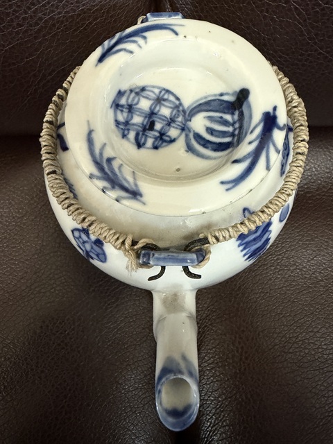 古玩陶瓷青花博古花卉紋提梁壺真品鑒賞圖