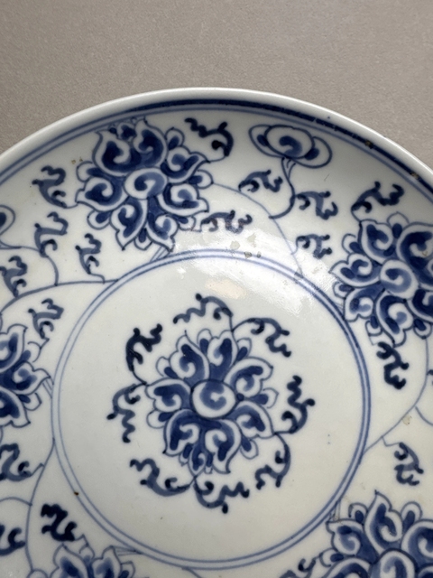 古玩陶瓷康熙年制款花卉紋青花盤真品鑒賞圖