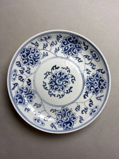 古玩陶瓷康熙年制款花卉紋青花盤真品鑒賞圖