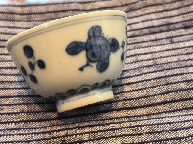 古玩陶瓷花果紋青花杯真品鑒賞圖