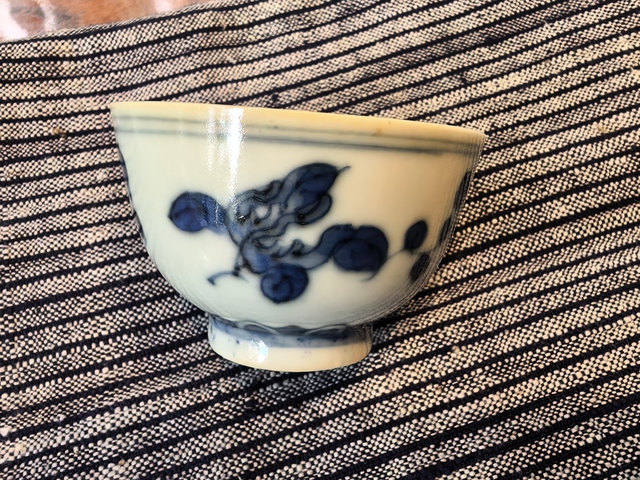 古玩陶瓷花果紋青花杯真品鑒賞圖