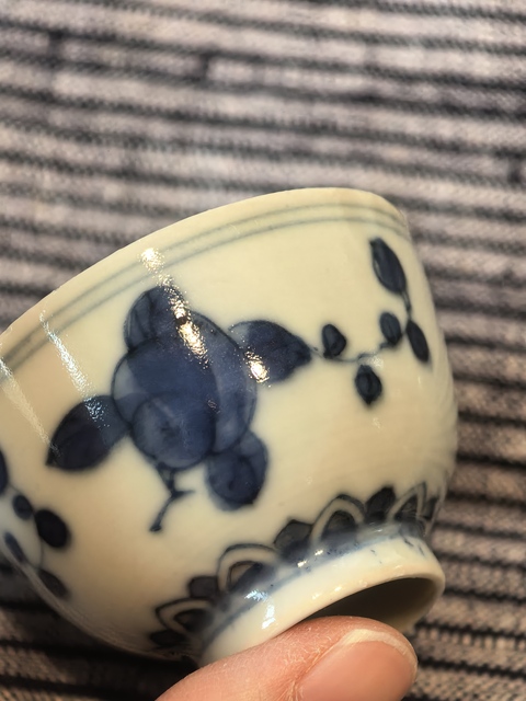 古玩陶瓷花果紋青花杯真品鑒賞圖